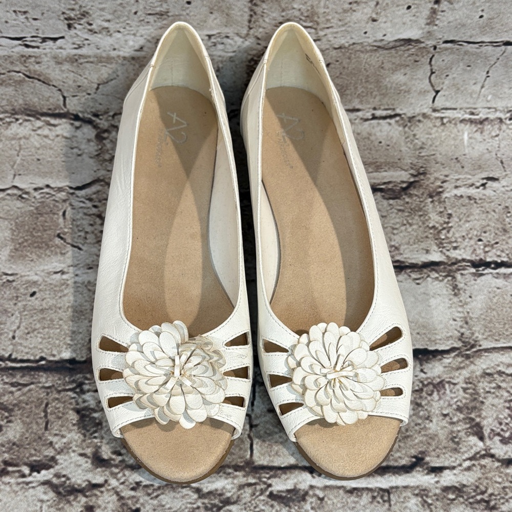 NWOT A2 By Aerosoles White Floral Open Toe Flats - Picture 1 of 8